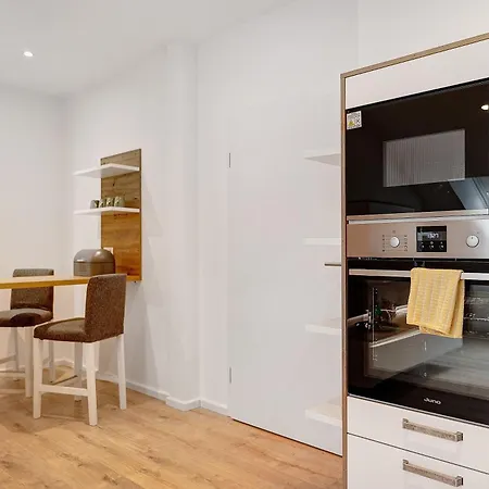 Apartament Moor, Marsch Und *