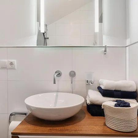 Apartament Moor, Marsch Und *